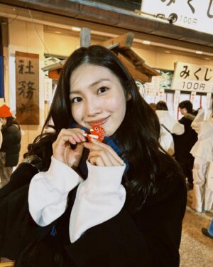 Haruka Tateishi Instagram - ちょっと遅れましたが大晦日の思い出写真です📷
今年は大人買いでいちごチョコ4本食べしました😨

寒い日が続きますので、皆さまどうか暖かく過ごされてください🙇‍♀️✨