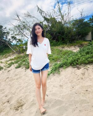 Haruka Tateishi Instagram - 2枚目から珍しく全身写真🪸
こんな日焼けしそうな格好してますが写真だけ撮ったら全身ラッシュガードにライフジャケット着用で遊んでました🐠

#白浜旅行 #japantravel