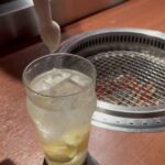 Haruka Momokawa Instagram - Yakiniku BarBiesさんに行ってきました👏❤️ お肉へのこだわりがとにかくすごいお店☺️ このお店でしか食べれない新鮮生肉のラインナップが豊富で生肉好きにはたまらない最高すぎるお店でした🍖❤️ 肉質重視を追求してるらしく、上質な脂なので沢山食べても胃にもたれしなく、くどくなく旨みのある和牛A5牝和牛が食べれて本当に幸せでした🫶❤️ そして、２個目の動画が1日限定15食のTVで話題の生肉と焼肉の融合されたスーパーミート🍖 深みのある味わいで…うん…美味しすぎた🤤 後ね、ドリンクへのこだわりも凄くて… お肉とお酒好きには堪らないお店だと思う🍖🍺 大サイズのお酒いっぱい頼んだんだけど色んなグラスで出てきてそれも楽しめるし、なんと言っても大ジョッキなのに最後の最後までお酒が美味しくて素晴らしかった❤️ エスプーマを利用したレモンの新感覚な泡泡のハイブリットBarBiesレモンサワーもおいしくて🍋 お店の雰囲気もとても素敵でスタッフさんも素晴らしく幸せな時間を過ごせました☺️👏 #PR #yakinikubarbies #三越前グルメ #日本橋グルメ #日本橋焼肉 #三越前焼肉