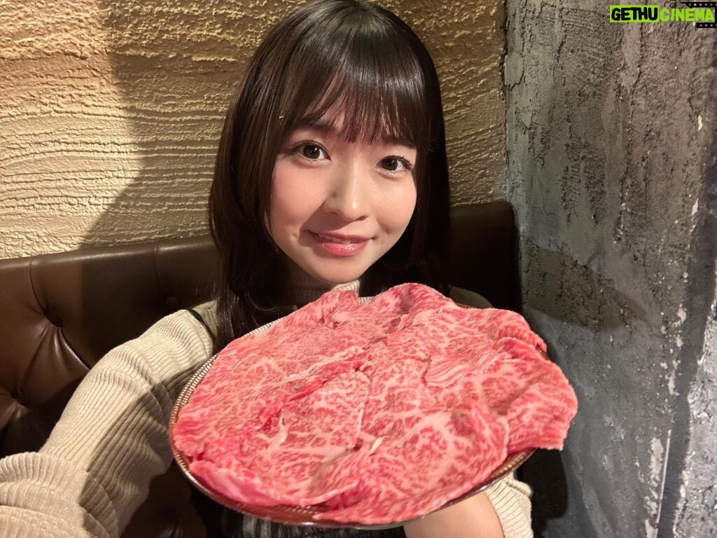 Haruka Momokawa Instagram - 新宿うしどしに行ってきました🐃❤️ とにかく、贅沢すぎちゃうくらいお肉やウニやイクラがたくさん食べれてもう幸せすぎました🫣🫣🫣 海鮮とお肉ってこんなにも人間を幸せにできるんだね❤️ お店もすごく素敵な雰囲気で居心地が良くお酒も美味しくて…☺️☺️☺️ この #お肉ケーキ は #お祝い事 の #サプライズ などでは全人類が喜んでくれると思うので大切な人を連れて行ってあげてね☺️ #PR #焼肉うしどし #新宿焼肉 #新宿ディナー #東京焼肉 #新宿グルメ
