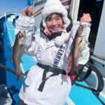 Haruka Momokawa Instagram - サンスポさんの取材でえいあん丸さんにアカムツ釣りに行ってきました〜🎣❤️❤️❤️ 3月5日(火)の新聞に載ります👏👏☺️☺️ 強風すぎてめちゃめちゃ大変でした🤣🤣 残念ながらアカムツには会えず… クロムツは33㎝の良型🖤 シロムツも小さいけど初めまして出来てよかったです🤍 カサゴちゃんも釣れました🫶❤️ 初めてのアカムツ釣り難しかったけど楽しかった😚 もっと釣り上手くなりたいよー❤️❤️❤️ 目指せ川目さん！！！ @kozukozu0615 👏❤️ #サンスポ #えいあん丸 #アカムツ #クロムツ #シロムツ #釣りガール #釣り #fish #fishing