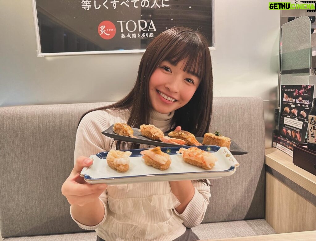Haruka Momokawa Instagram - Aburi TORA 自由が丘店さんに行ってきました〜🍣 至高の海老鮨がおいしすぎました本当に🥲❤️ 氷結熟成鮨とAburi鮨が本当にお酒との相性がよくて、本当に止まらなかった〜🍶🍶🍶 日本酒とお寿司は最高ですな！！！！！ お店も綺麗で一つ一つのブースが広くてゆったりできて、お寿司も高速レーンで運ばれてくるので注文もすぐ届いてめっちゃ嬉しい！！！本当に美味しかったです🍣🍣🍣 #PR #あぶりとら自由が丘店 #自由が丘ディナー #自由が丘ランチ #海老好き #寿司好き
