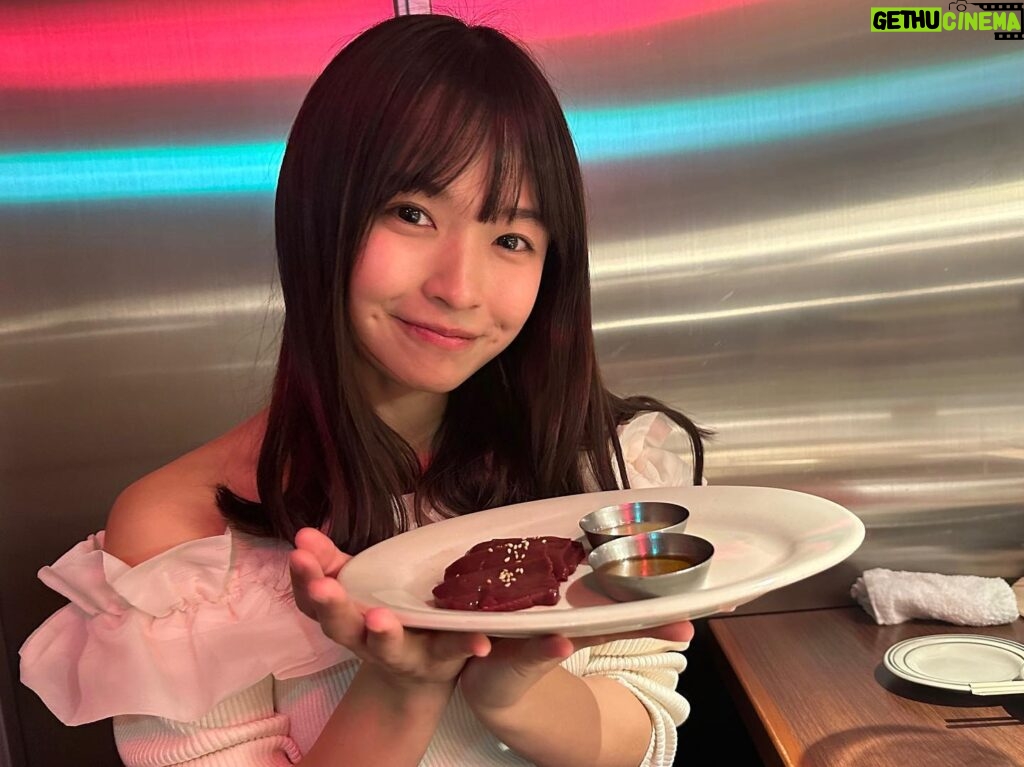 Haruka Momokawa Instagram - Yakiniku BarBiesさんに行ってきました👏❤️ お肉へのこだわりがとにかくすごいお店☺️ このお店でしか食べれない新鮮生肉のラインナップが豊富で生肉好きにはたまらない最高すぎるお店でした🍖❤️ 肉質重視を追求してるらしく、上質な脂なので沢山食べても胃にもたれしなく、くどくなく旨みのある和牛A5牝和牛が食べれて本当に幸せでした🫶❤️ そして、２個目の動画が1日限定15食のTVで話題の生肉と焼肉の融合されたスーパーミート🍖 深みのある味わいで…うん…美味しすぎた🤤 後ね、ドリンクへのこだわりも凄くて… お肉とお酒好きには堪らないお店だと思う🍖🍺 大サイズのお酒いっぱい頼んだんだけど色んなグラスで出てきてそれも楽しめるし、なんと言っても大ジョッキなのに最後の最後までお酒が美味しくて素晴らしかった❤️ エスプーマを利用したレモンの新感覚な泡泡のハイブリットBarBiesレモンサワーもおいしくて🍋 お店の雰囲気もとても素敵でスタッフさんも素晴らしく幸せな時間を過ごせました☺️👏 #PR #yakinikubarbies #三越前グルメ #日本橋グルメ #日本橋焼肉 #三越前焼肉