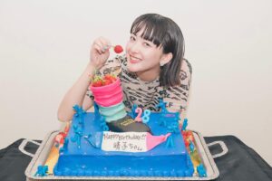 Haruko Nagaya Instagram - 2️⃣8️⃣ちゃいになりました

昨日のライブで盛大にお祝いしてもらいましたとても嬉

みんなの声にメッセージに
日々生かされています
私の方こそありがとうです
これからも元気に歌っちゃおうと思います

今年はすごいケーキいただいた(口が青くなるよ)
みんなもケーキたべよ