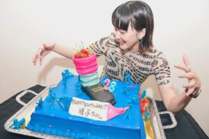 Haruko Nagaya Instagram - 2️⃣8️⃣ちゃいになりました

昨日のライブで盛大にお祝いしてもらいましたとても嬉

みんなの声にメッセージに
日々生かされています
私の方こそありがとうです
これからも元気に歌っちゃおうと思います

今年はすごいケーキいただいた(口が青くなるよ)
みんなもケーキたべよ
