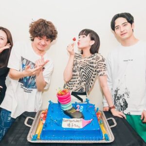 Haruko Nagaya Instagram - 2️⃣8️⃣ちゃいになりました

昨日のライブで盛大にお祝いしてもらいましたとても嬉

みんなの声にメッセージに
日々生かされています
私の方こそありがとうです
これからも元気に歌っちゃおうと思います

今年はすごいケーキいただいた(口が青くなるよ)
みんなもケーキたべよ