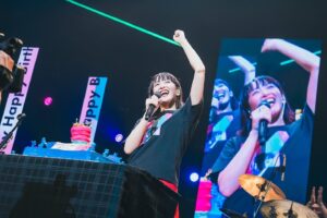 Haruko Nagaya Instagram - 2️⃣8️⃣ちゃいになりました

昨日のライブで盛大にお祝いしてもらいましたとても嬉

みんなの声にメッセージに
日々生かされています
私の方こそありがとうです
これからも元気に歌っちゃおうと思います

今年はすごいケーキいただいた(口が青くなるよ)
みんなもケーキたべよ