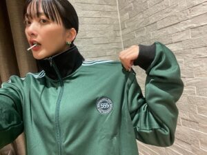 Haruko Nagaya Instagram - アリーナツアーがはじまります
【リョクシャ化計画2023-2024】
ぞれぞれの場所でそれぞれの思いで待っていてね

さて、今回のツアー
メンバープロデュースグッズもできました
私は 【"@haruyama_555"ジャージ】 をつくりました
どこか見覚えのある文字のワッペン＆刺繍がよいね。
深緑×黒×水色の配色もよいです。
運動着にも、部屋着にも、普段着にもどうぞ！