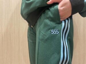 Haruko Nagaya Instagram - アリーナツアーがはじまります
【リョクシャ化計画2023-2024】
ぞれぞれの場所でそれぞれの思いで待っていてね

さて、今回のツアー
メンバープロデュースグッズもできました
私は 【"@haruyama_555"ジャージ】 をつくりました
どこか見覚えのある文字のワッペン＆刺繍がよいね。
深緑×黒×水色の配色もよいです。
運動着にも、部屋着にも、普段着にもどうぞ！