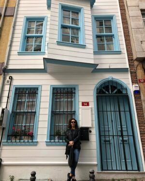 Hasibe Eren Instagram - Sıdıka gibi cumbadan bakarken bi fotoğrafım olsun istemiştim evimde… Hep çekindim evimin yeri belli olur diye… Taşınınca bir engel görmedim artık. Ama tam yeni ev sahiplerine anahtar teslimi yaparken alelacele çekildi , pek istediğim verimi alamadım … Neyse ki 2019’dan kalma bi tane daha foto buldum… Teşekkür ederim 10 yıllık güzel yuvam… Güzel günlerimiz oldu, fotoğraf albümümde sana da güzel bi yer ayırmış oldum 🌟