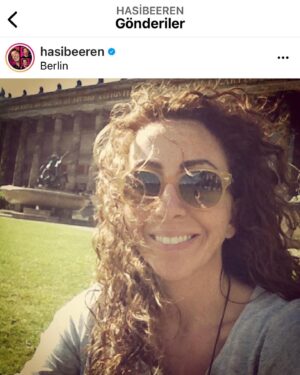 Hasibe Eren Instagram - Caption is “Aynı yerde 10 yıl sonra selfie çekmenin mutluluğu… “  Postu kaydırınca 10 yaş gencim 😎