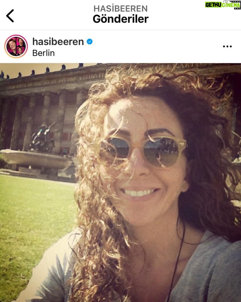 Hasibe Eren Instagram - Caption is “Aynı yerde 10 yıl sonra selfie çekmenin mutluluğu… “ Postu kaydırınca 10 yaş gencim 😎