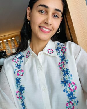 Hasleen Kaur Instagram - Hi 👋 

Wearing this beautiful shirt by @phulkariforever 💙💜