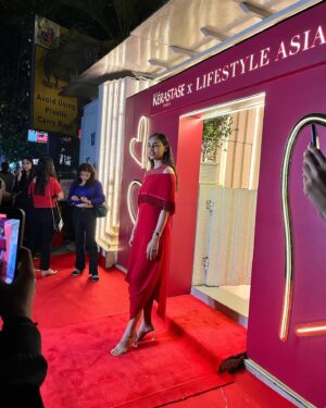 Hasleen Kaur Instagram - Fantastic way to celebrate Valentine’s Day with @lifestyleasiaindia and @kerastase_official @rahulgangs_ Thankyou for having me and making the night even more special with @kennethseb singing on behalf of Amber to me. 

My @superbhuti friend and partner creatively directing me through the night and my little one @iqrashefta 

Wearing my own dress from @taruntahiliani 
Make up and hair by me