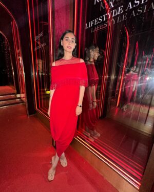 Hasleen Kaur Instagram - Fantastic way to celebrate Valentine’s Day with @lifestyleasiaindia and @kerastase_official @rahulgangs_ Thankyou for having me and making the night even more special with @kennethseb singing on behalf of Amber to me. 

My @superbhuti friend and partner creatively directing me through the night and my little one @iqrashefta 

Wearing my own dress from @taruntahiliani 
Make up and hair by me
