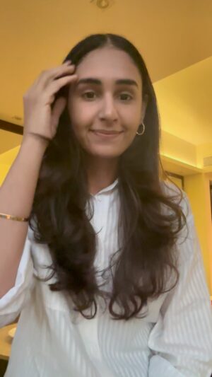 Hasleen Kaur Instagram - GRWM with just 1 make up product - Lip perfecter from @clarinsindia in shade 17, works on almost all skinshades. I’m in love with it

#grwm #makeuphacksandtricks #simplemakeup #readyinminutes #hasleenkaur #makeup