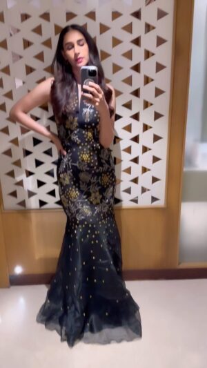Hasleen Kaur Instagram - How beautiful is this dress? 
About last night ✨

Wearing @nachiketbarve 
Makeup @kriti.sah25
Hair @kirann.shah9461