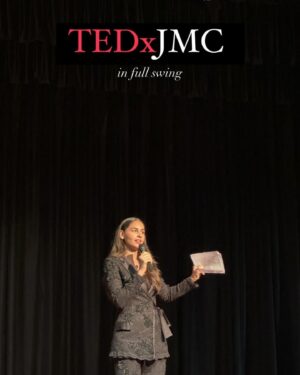 Hasleen Kaur Instagram - Super nostalgic day today. Back in college to speak on TedxJMC 
So many memories made here☀️🎉🩵🎊
Thankyou @namratajoshipura for dressing me for this milestone