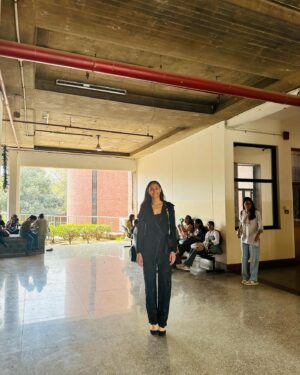 Hasleen Kaur Instagram - Super nostalgic day today. Back in college to speak on TedxJMC 
So many memories made here☀️🎉🩵🎊
Thankyou @namratajoshipura for dressing me for this milestone