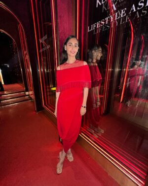Hasleen Kaur Instagram - Fantastic way to celebrate Valentine’s Day with @lifestyleasiaindia and @kerastase_official @rahulgangs_ Thankyou for having me and making the night even more special with @kennethseb singing on behalf of Amber to me. 

My @superbhuti friend and partner creatively directing me through the night and my little one @iqrashefta 

Wearing my own dress from @taruntahiliani 
Make up and hair by me