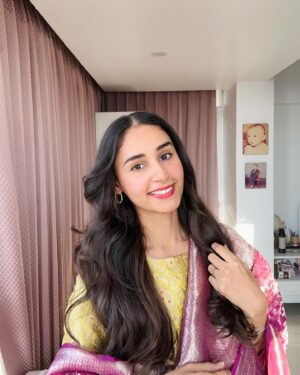 Hasleen Kaur Instagram - Happy Lohri everyone! Moofliaan te revriyaan, popcorns te gur te Lohri di aag 🔥🔥 

GRWM and my new @dyson_india #DysonIndia#DysonHair#DysonAirwrap#gifted