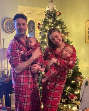 Hayley Erin Instagram - Babies’ first Christmas… one for the books alright🎅🏼 @adamfergus #unclebingbongbrokehisshoulder