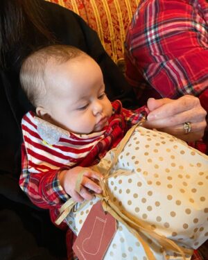 Hayley Erin Instagram - Babies’ first Christmas… one for the books alright🎅🏼 @adamfergus #unclebingbongbrokehisshoulder