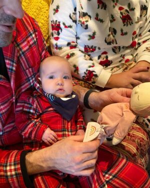 Hayley Erin Instagram - Babies’ first Christmas… one for the books alright🎅🏼 @adamfergus #unclebingbongbrokehisshoulder