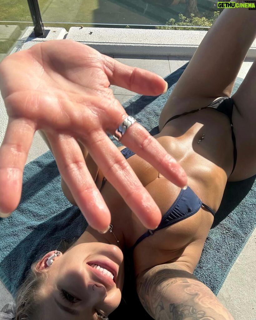 Hayley Davies Instagram - Did I throw you off? 😅 #sunbathing x