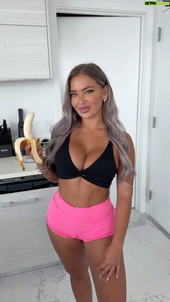 Hayley Davies Instagram - Can you peel my banana for me ? 🍌💕 #bikinigirl #fruitlover