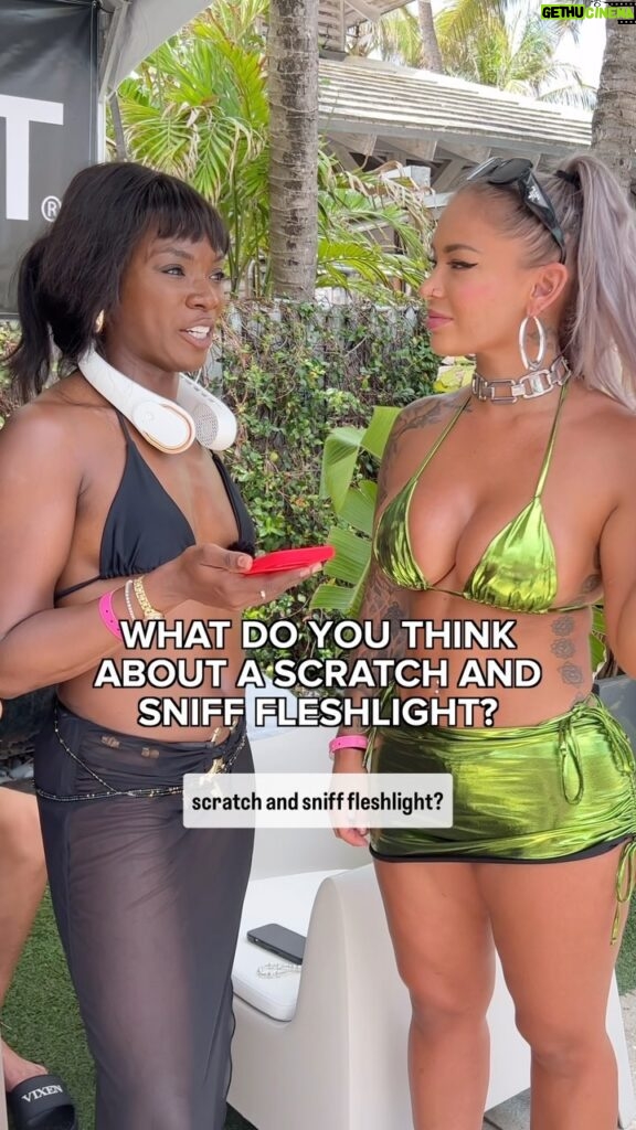 Hayley Davies Instagram - Ana’s : @ what.did.the.foxx.say @itshayleydavies - what should a scratch and sniff #Fleshlight scent be? 👃🏼🥧🐱 - - #xbiz #xbizawards #HayleyDavies #anafoxxx
