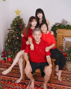 Hayley Woo Instagram - From #WooWooFamily to you: Merry Christmas! 🎄