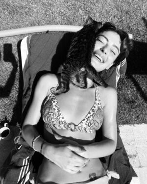 Hazal Şenel Instagram - yazı bitirdik☀️sürpriz sonlu🫠 #tb