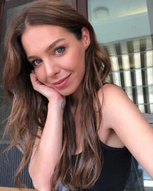 Hazal Adıyaman Instagram - Tam olarak burda, bu balkonda, bu noktada, sesimin çok iyi geldiği bir gündü ✍🏻