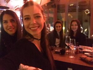 Hazal Adıyaman Instagram - Hayatımdaki şifa kaynaklarıdır her biri. Canlarımdır. ‘İyi ki var’larımdır. 
Ve bazen naparsan yap fotoğrafta kafanın üzerinden inen ışık huzmesine engel olamazsın..