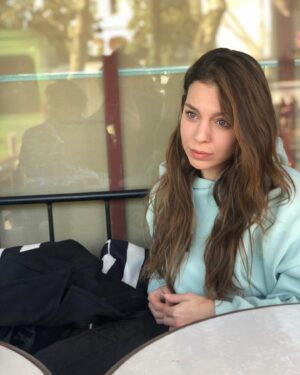 Hazal Adıyaman Instagram - Son fotoğrafa gelene kadar birtakım şeyler yaşandı, cağnım @caglaozavci cekti, @nazlipinarkaya ‘cım son fotoğraf sana 🙃🤍