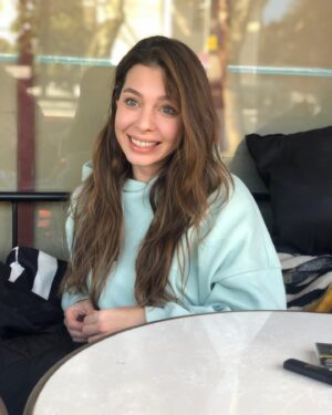 Hazal Adıyaman Instagram - Son fotoğrafa gelene kadar birtakım şeyler yaşandı, cağnım @caglaozavci cekti, @nazlipinarkaya ‘cım son fotoğraf sana 🙃🤍