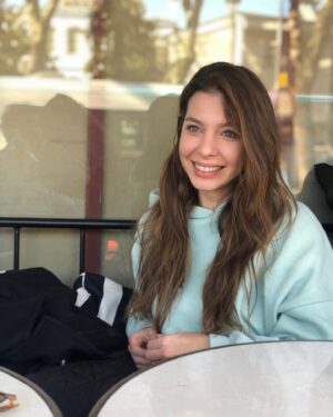 Hazal Adıyaman Instagram - Son fotoğrafa gelene kadar birtakım şeyler yaşandı, cağnım @caglaozavci cekti, @nazlipinarkaya ‘cım son fotoğraf sana 🙃🤍