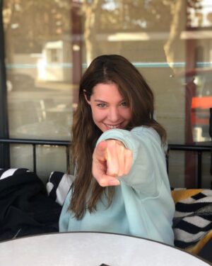 Hazal Adıyaman Instagram - Son fotoğrafa gelene kadar birtakım şeyler yaşandı, cağnım @caglaozavci cekti, @nazlipinarkaya ‘cım son fotoğraf sana 🙃🤍