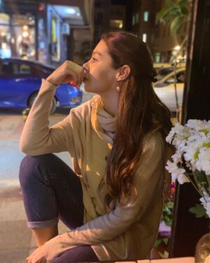 Hazal Adıyaman Instagram - @zeynepadiyaman cım da burda aslında, fotoğrafı çekiyor.
