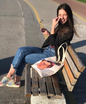 Hazal Adıyaman Instagram - Mart ayı yine güneşi gösterirken sağlam üşütüyordu☀️ #bugüneşyalancıgüneş