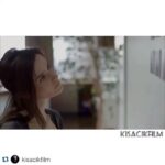 Hazal Adıyaman Instagram - #Repost @kisacikfilm with @repostapp. ・・・ Bir süre sonra bir eli tutmakla bir ruhu zincirlemek arasındaki ince farkı ogrenirsin. Ve aşkın yaslanmak ,birlikte olmanın da güvenli olmak anlamına gelmedigini öğrenirsin. Ve öpücüklerin sözlesme, hediyelerin de vaat olmadıgını öğrenmeye başlarsın. Ve yenilgileri başın dik ve gözlerin açık karşılamaya başlarsın. Ve her şeyi ,bugünü düşünerek yapmayı da öğrenirsin. Çünkü yarın ile lgili her şey belirsizdir.Ve geleceklerin uçusun ortasında düşme gibi huyları vardır. Bir süre sonra günüs ışıgının yakıcı olduğunu öğrenirsin, eğer fazla maruz kalınırsa. Bu yüzden başka birisinin sana çicek getirmesini beklemeden ,kendi bahçeni yarat ve kendi ruhunu süsle. Ve göreceksin ki dayanıklısın ve kuvvetlisin ve değerlisin. Ve öğreneceksin ve öğreneceksin her hoşçakal dediğinde öğreneceksin. The Division of Gravity - Kısa Film / Rob Chiu #kisacikfilm #love #gravity #shortfilm