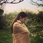 Hazal Adıyaman Instagram - Bahar gelmişti gelmesine ama polarlardan kurtulamıyorduk. #turuncuyapraklarout #yeşilyapraklarin