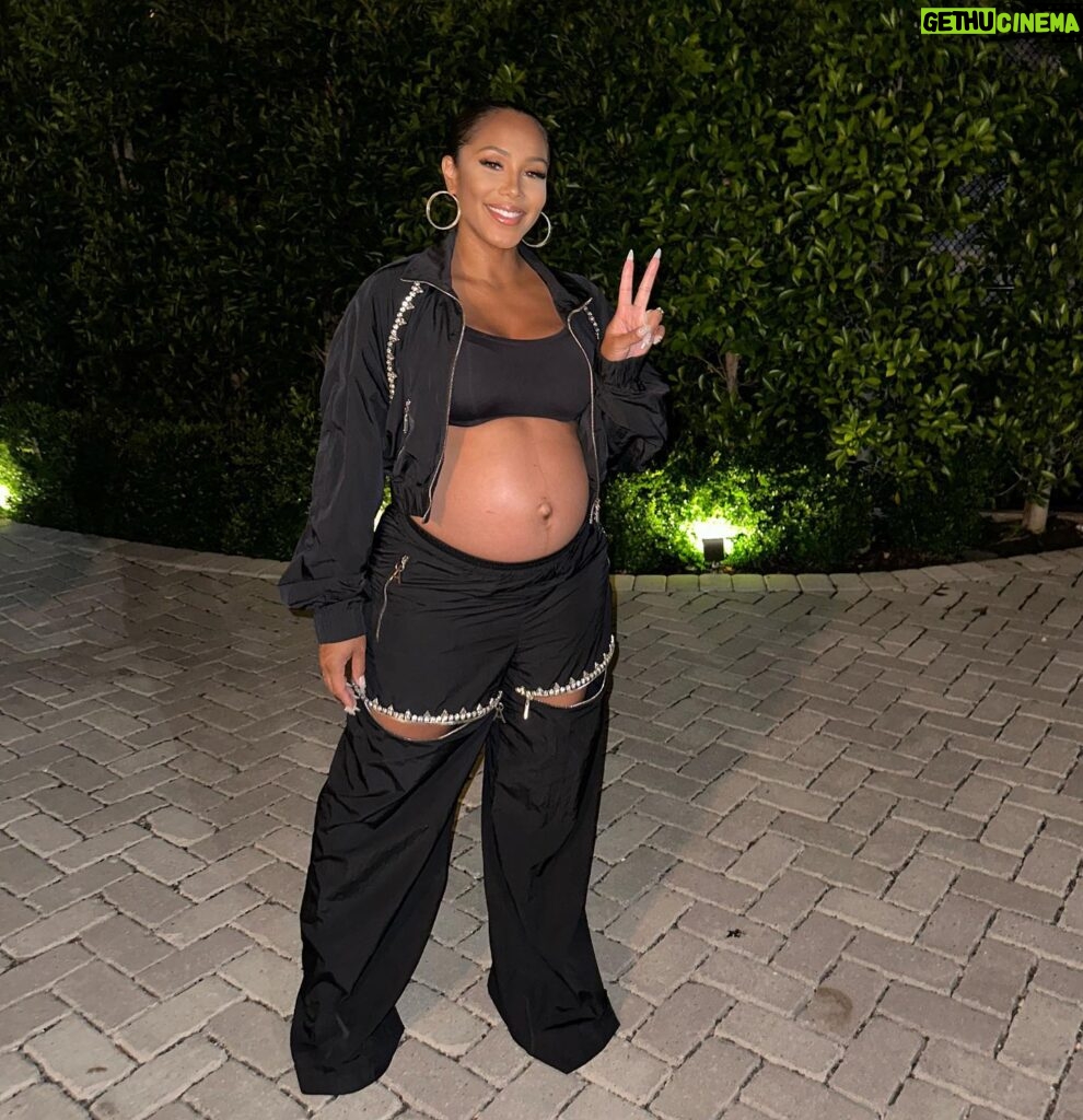 Hazel Renee Instagram - Bumpin Thru Ya Time Line With Peace & Love ✌🏽🥰