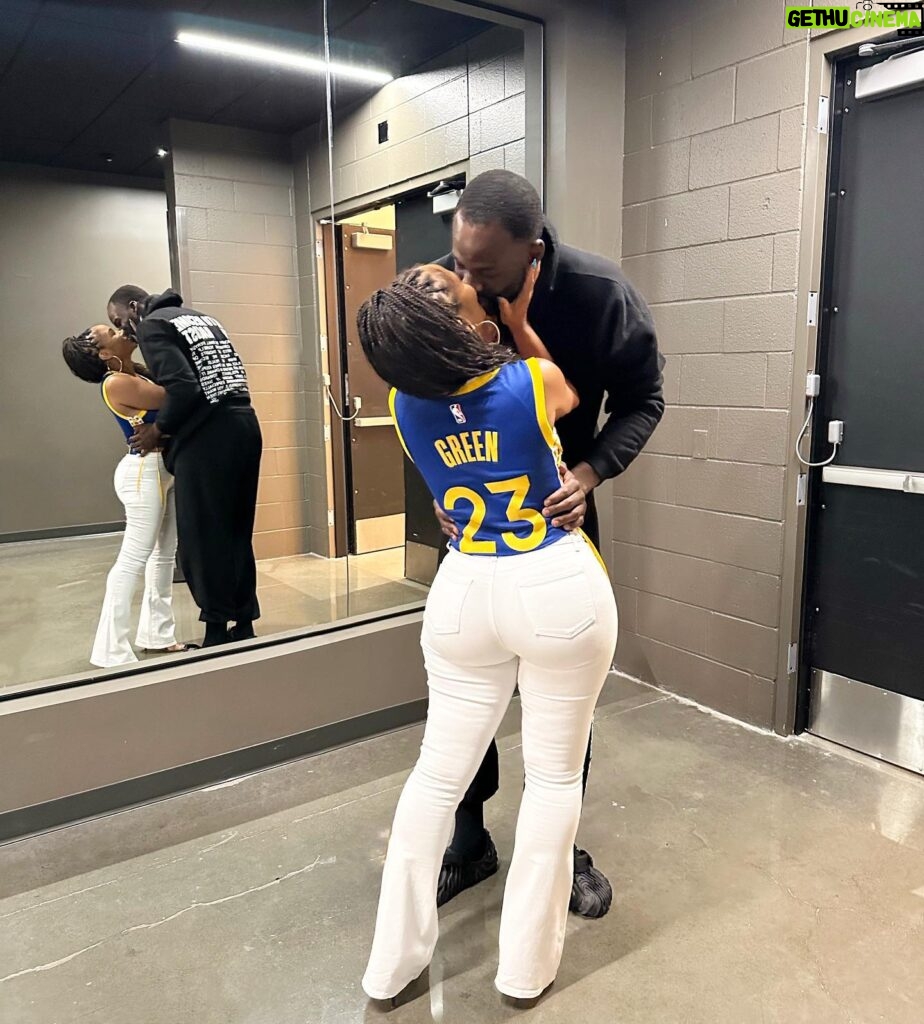 Hazel Renee Instagram - BESOS😘AHHHH Fire #Game7 @money23green Get Down To That Black Jogger…It’s WAR! OTTN #Warriors 💙💛