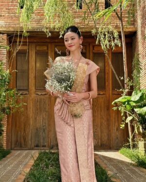 He Ying Ying Instagram - It's the last episode of #AllThatGlitters tonight 🥳

谢谢大家喜欢 #金色大道 💗 这部剧，从试镜，收到剧本，到 看到剪辑好的成品 我都非常非常的享受。

三十集，有哭有笑，谢谢大家的陪伴。
谢谢陪我一起演了5个月的演员们, 还有国内国外的制作团队，有你们真好！！

#林家慧，signing out ❤️‍🔥
ps 想看苏萨空和家慧的婚纱照吗? Swipe left 😉

#AllThatGlitters
#金色大道