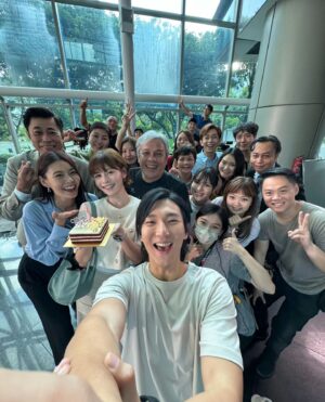 He Ying Ying Instagram - haps baps to me!!✌🏻 fellow aquarius babies, wya?? ♒️

swipe to the last video to see @zhaisiming and @denisecamillia telling me all about the cake prep 🤣