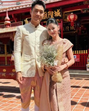 He Ying Ying Instagram - It's the last episode of #AllThatGlitters tonight 🥳

谢谢大家喜欢 #金色大道 💗 这部剧，从试镜，收到剧本，到 看到剪辑好的成品 我都非常非常的享受。

三十集，有哭有笑，谢谢大家的陪伴。
谢谢陪我一起演了5个月的演员们, 还有国内国外的制作团队，有你们真好！！

#林家慧，signing out ❤️‍🔥
ps 想看苏萨空和家慧的婚纱照吗? Swipe left 😉

#AllThatGlitters
#金色大道