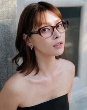 He Ying Ying Instagram - Who said framed glasses have to be boring? Love me a little cat eye moment. @BolonEyeWear - the perfect addition to any outfit ❤️‍🔥

#BolonEyeWear #BoldLikeYou 
#BJ3169 #SEONGSU
#FW23