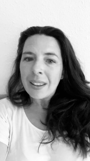 Heather Matarazzo Instagram - Another day in the picket line. So proud to stand with my union families. With that said, please , please, please leave your fur babies at home, especially during this heatwave!!! Trust me, I love animals much more than people. If there is a fur baby at a party, that’s who I’m hanging out with all night. We want everyone on the line to be safe, especially them!!! #sagstrong #wgastrong #unionstrong #hotstrikesummer #strikesummer